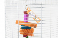  Velká závěsná hračka do klecí a voliér pro ptáky z barevných dřívek různých tvarů, 38 cm (7)