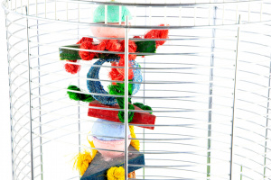  Velká závěsná hračka do klecí a voliér pro ptáky z barevných dřívek (4)