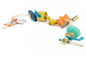  Velká závěsná hračka do klecí a voliér pro ptáky z barevných dřívek různých tvarů spojených provázkem