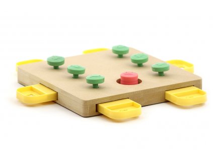 Interaktivní hračka pro psy podporující jejich mentální rozvoj. Dřevěná deska má hned 7 výřezů pro ukrytí pamlsků s jednoduchým systémem zajištění kolíčky.
