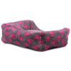 Pelíšek pro psy od For My Dogs. Měkoučké bočnice, nadýchaný vyjímatelný polštář, celý pelíšek je vyrobený z plyšového flísu. Barva šedo-růžová. (7)