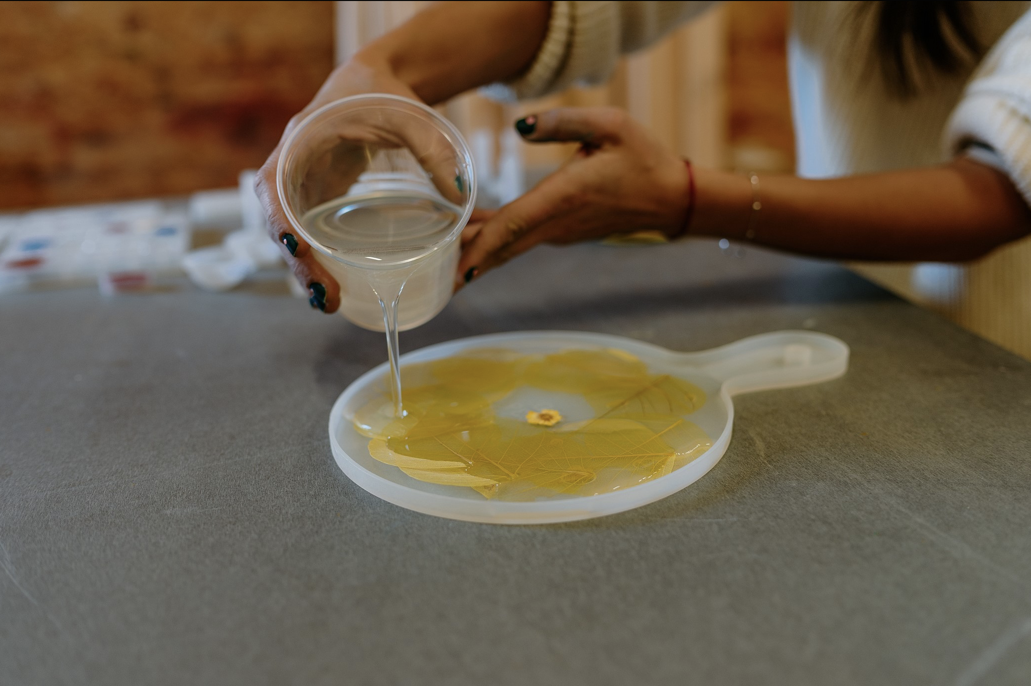 Jak si vyrobit dekorace do domácnosti z pryskyřice: Návod a tipy od profesionálů