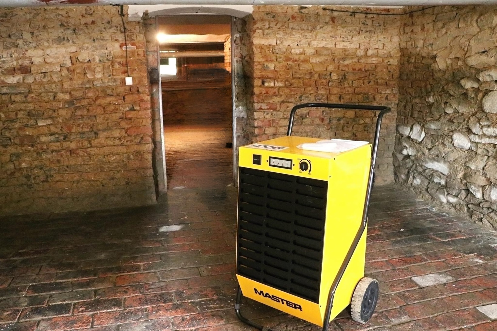 Porovnání výkonů a vlastností odvlhčovačů Master