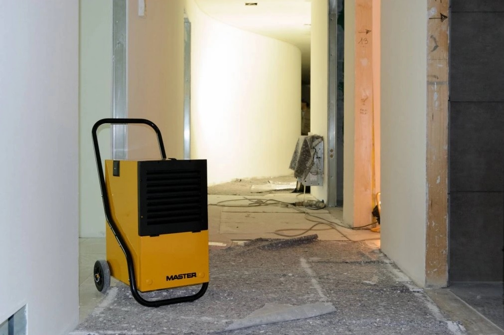 Jak vysušit vlhké zdi po povodni?