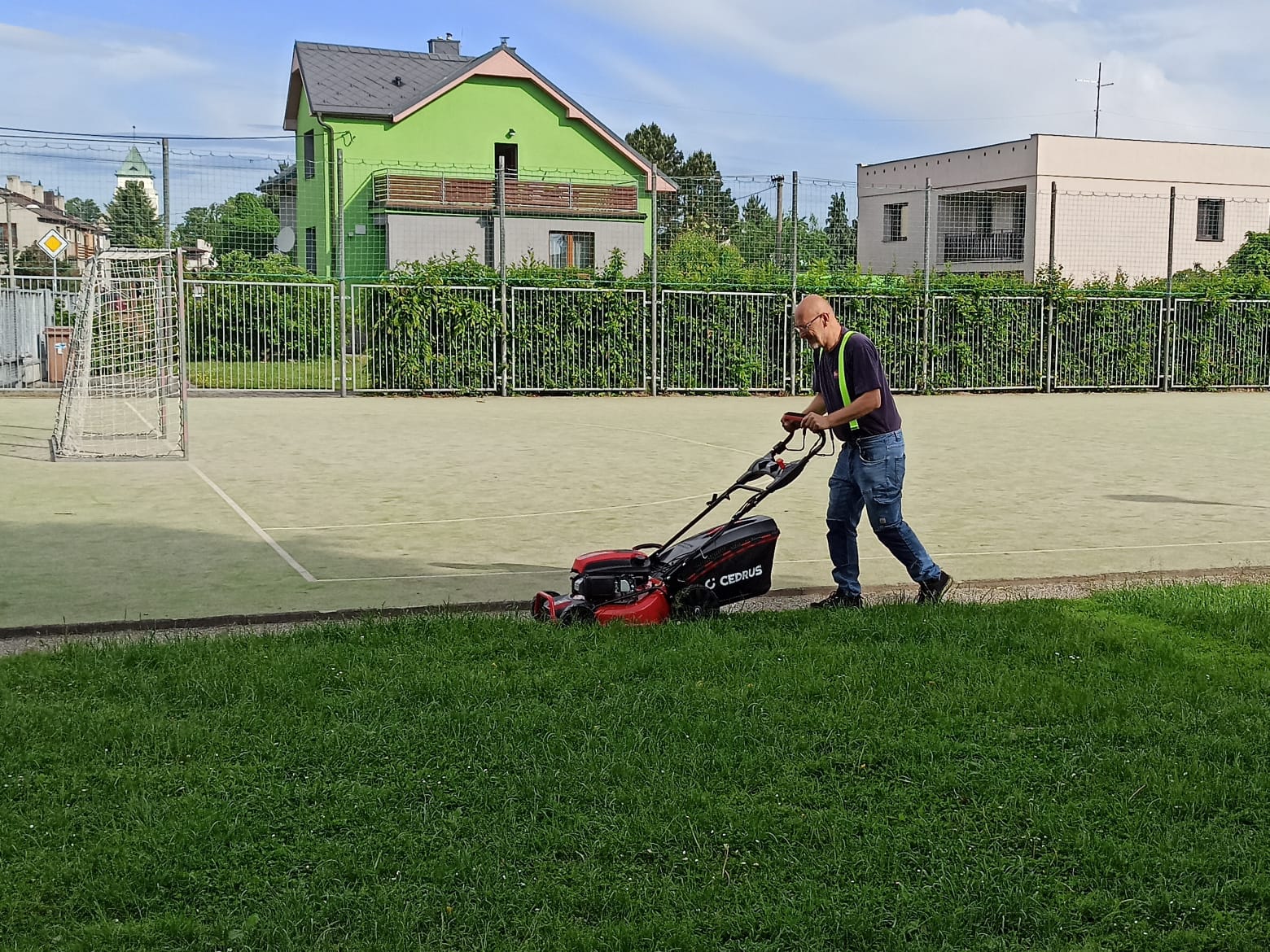 Benzínová kosačka Hahn & Sohn Cedrus KS48S na školskom dvore v Kravařích-Koutech