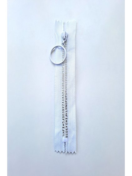 Krátký zip kapsový - písmenka 16 cm, zuby 8 mm, bílá/stříbrná