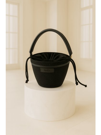 Černá tkaná kabelka na podstavci