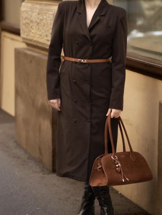 Sakové šaty v hnědé barvě 🤎🥥 Najdete na našem eshopu a prodejně 📍Na příkopě 12, Praha 1 Pasáž Černá růže 🥀 #czechbrand...