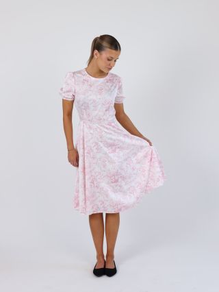 šaty v midi délce 🌸 DOSTUPNÉ NA E-SHOPU I NA PRODEJNĚ: 📍Na příkopě 12, Pasáž Černá růže 🥀 #photoshooting #mididress...