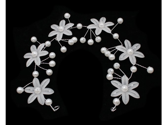 Ozdoba s bílými květy a perličkami