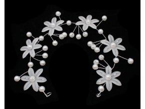 Ozdoba s bílými květy a perličkami