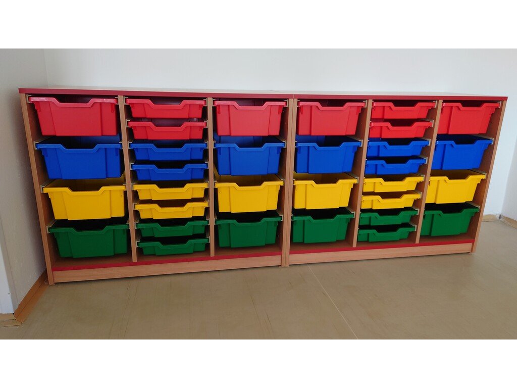 velk%C3%A1%20sk%C5%99%C3%ADn%20s%20plastov%C3%BDmi%20boxy