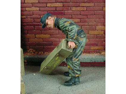 1/35 King Tiger crewman with Italian Camouflage