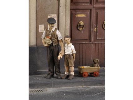 1/35 Civilian man with children-WWII