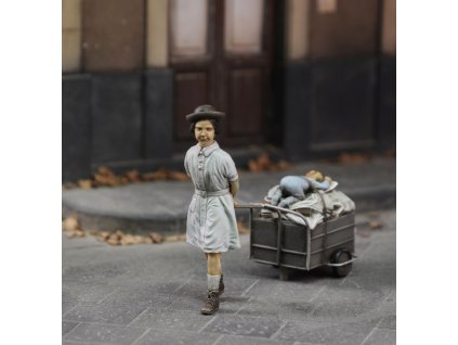 1/35 Girl with her stuff