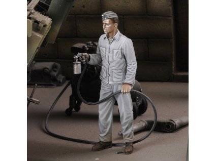 1/35 Soldier spray painting
