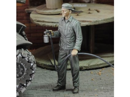 1/48 Soldier spray painting