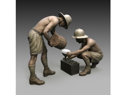 1/35 Italian soldiers battery maintenance