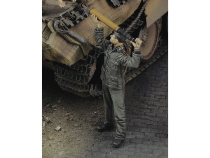 1/35 German soldier loading ammo