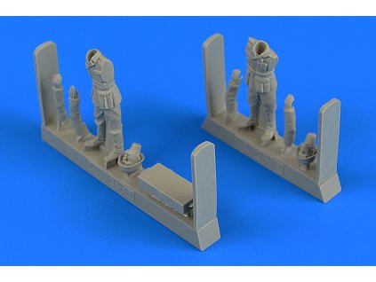 1/48 WWII German Soldiers with ammunition box