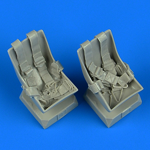 1/32 Bucker Bu 131 seats with seatbelts (ICM)