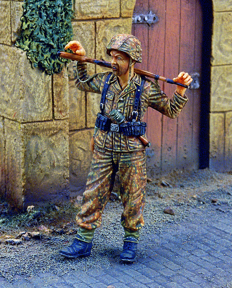 1/35 SS Grenadier at rest1944 2 heads