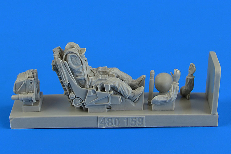 1/48 Soviet Fighter Pilot with ejection seat for Su-27 Flanker