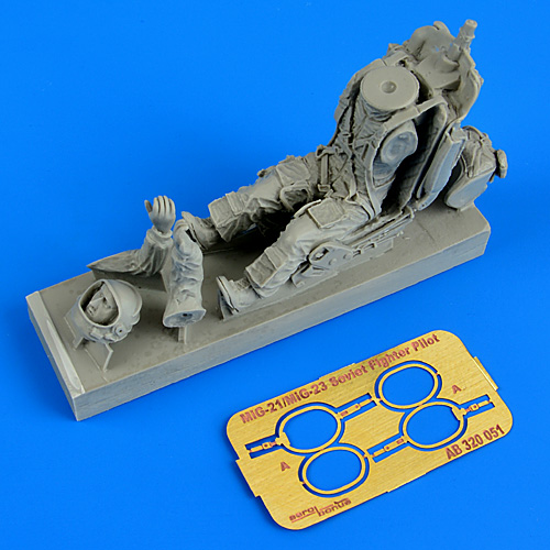 1/32 Soviet Fighter Pilot with ejection seat for MiG-21/MiG-23