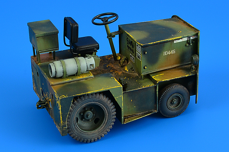 1/32 UNITED TRACTOR G40C TOW TRACTOR (LPG)