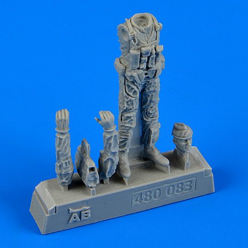 1/48 US Navy Pilot with bag - Vietnam War 1965 - 1973