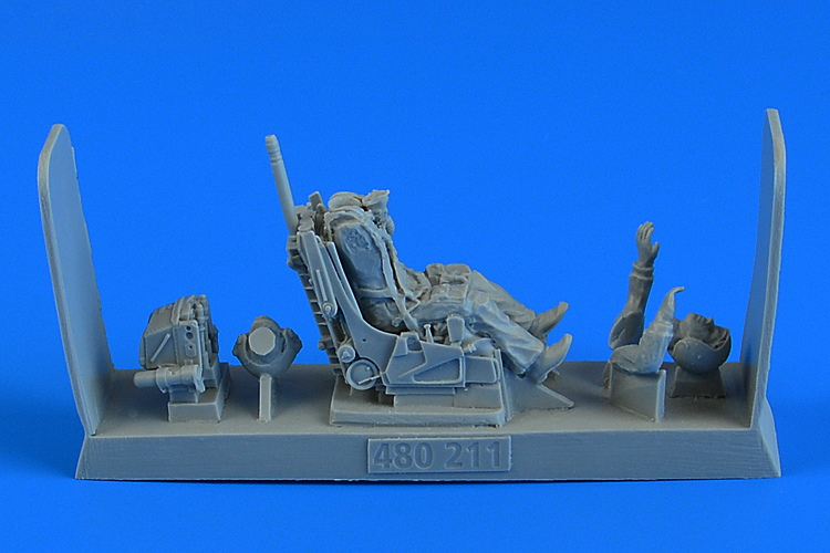 1/48 Soviet Fighter Pilot with ej. Seat for Su-27 Flanker (early, late v.) (Academy/Eduard)