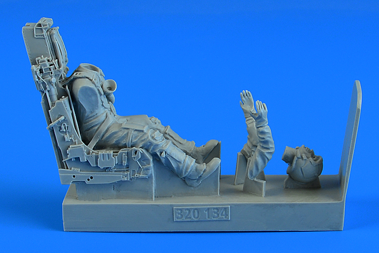 1/32 Modern British Fighter Pilot with ej. seat for Eurofighter Typhoon (Trumpeter/Revell)