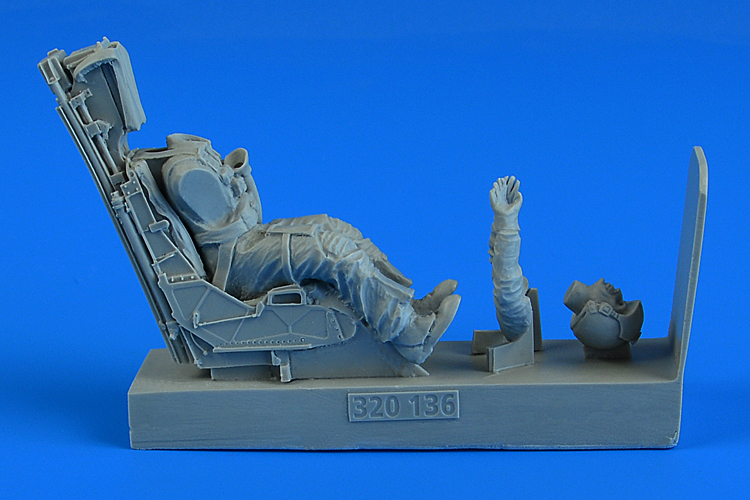 1/32 US NAVY and US MARINES Pilot with ej. seat for AV-8B Harrier II (Trumpeter)