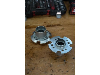 Upravené přední náboje