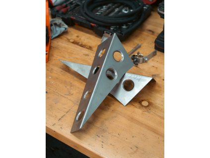 výztuha motorového prostoru