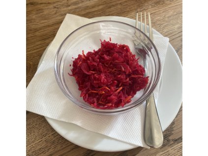 Salát z kysaného zelí, mrkve, jableka červené řepy