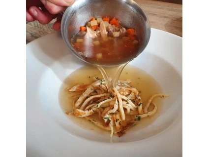 Slepičí vývar s celestýnskými nudlemi