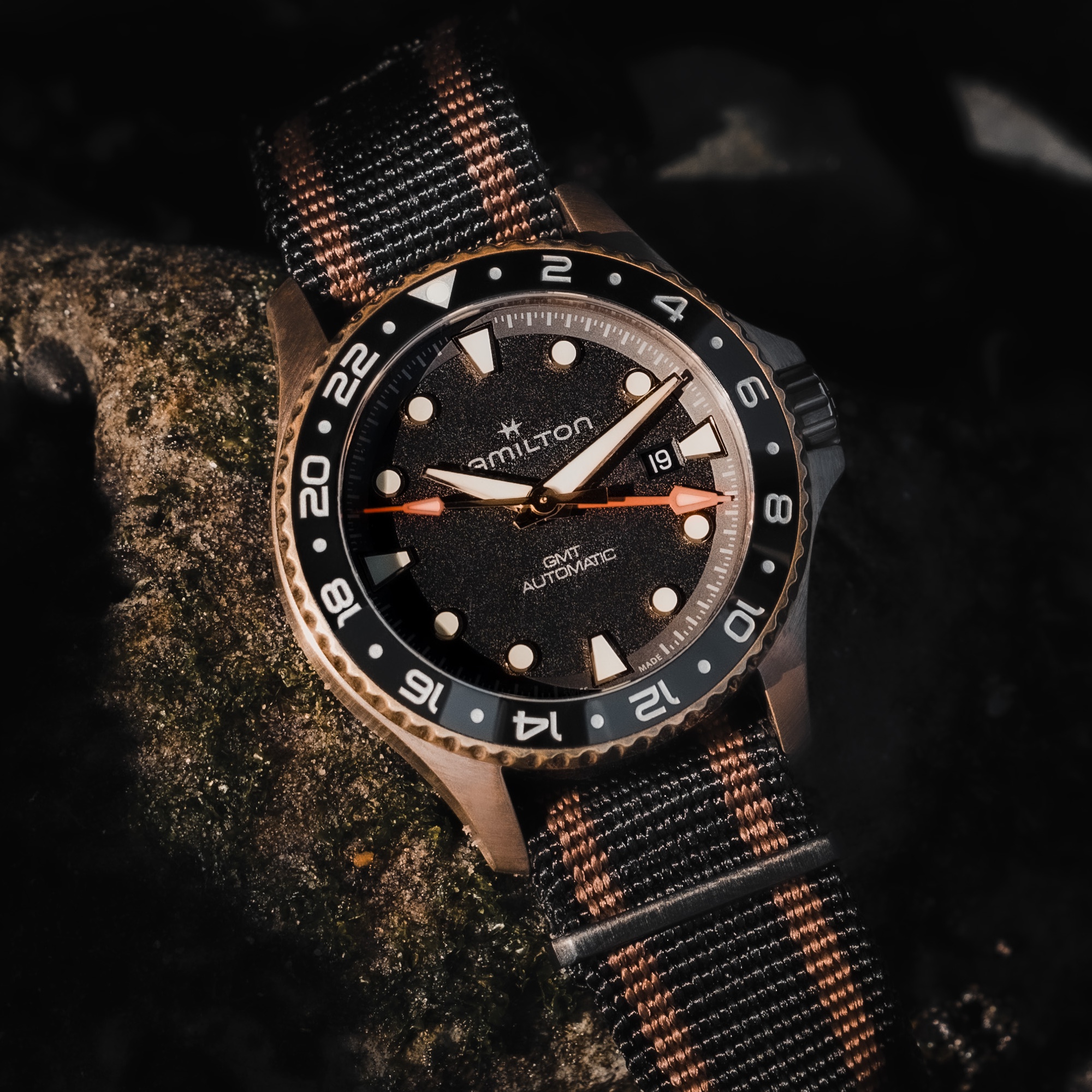 Hamilton Khaki Navy GMT: Nový společník pro dobrodruhy na souši i na moři