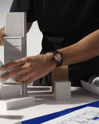 Pozvedněte svou perspektivu s modelem DEFY Skyline Skeleton – architektonickým mistrovským dílem v černé keramice se zlatě...