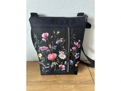 kabelka s kytkami