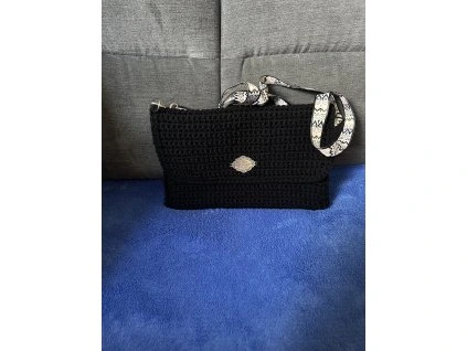 černé háčkované psaníčko