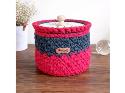 Ručně háčkovaný košík s dřevěným dnem a ozdobným víkem
