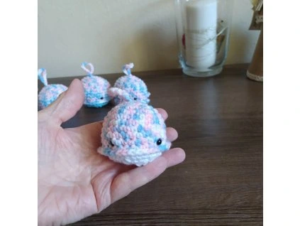 Velrybička přívěsek ručně háčkovaná