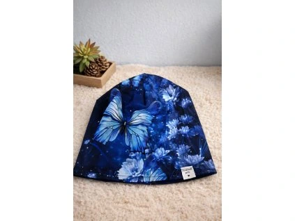 Modrá čepice s motýly