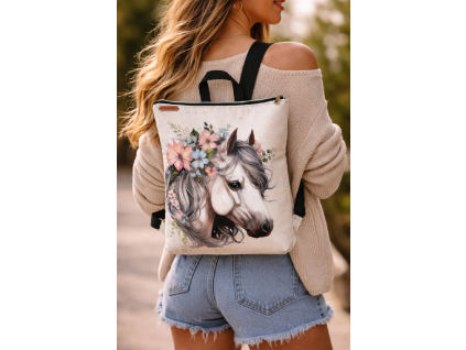 Žena s batohem se vzorem koně