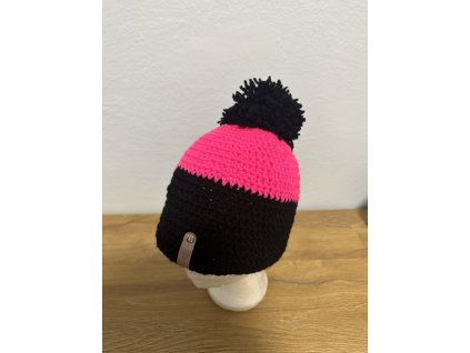 Háčkovaný kulich v neonové růžové s černou