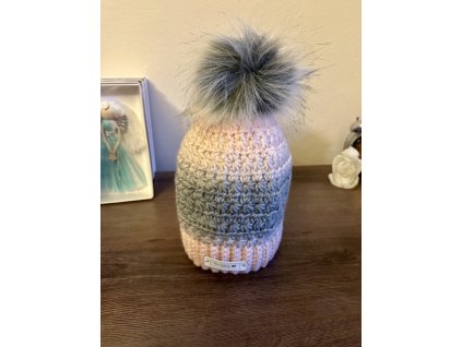 Čepice s chlupatou bambulí