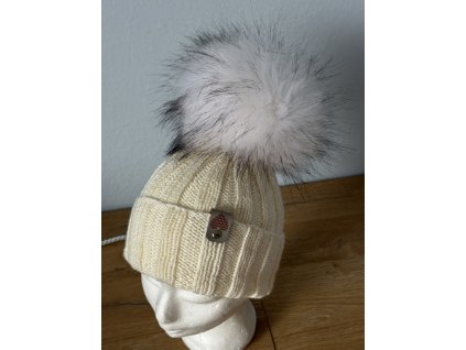 Krémová čepice s chlupatou bambulí