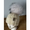 Krémová čepice s chlupatou bambulí