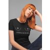 pekná sediaca ryšovláska v dámskom tričku s potlačou Pozeraj mi do očí, farba čierna, 100% bavlna